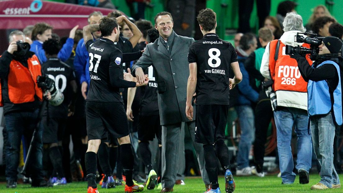 John van den Brom is blij als coach van Vitesse met Guram Kashia en rechts Marco van Ginkel
