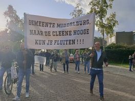 Met fluitjes, trommels en spandoeken protestmars tegen asielzoekerscentrum in Middelburg