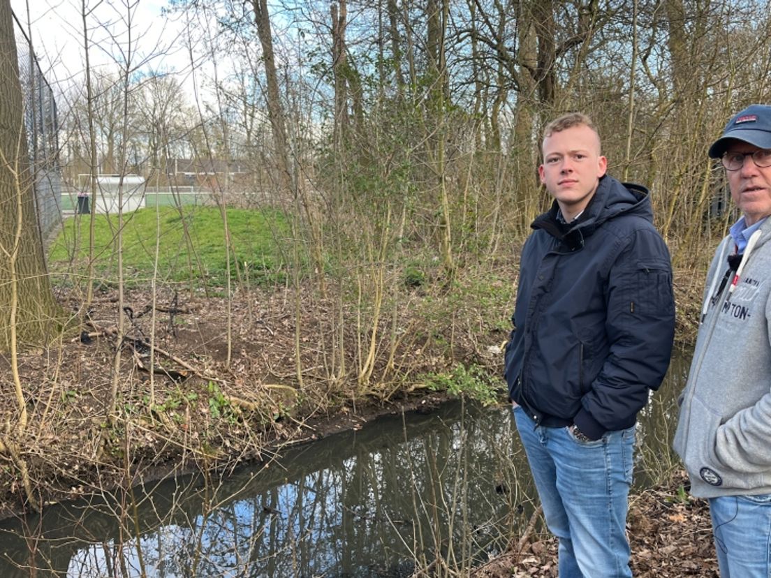 Jayden en Sander Sonnemans op de plek van het incident.