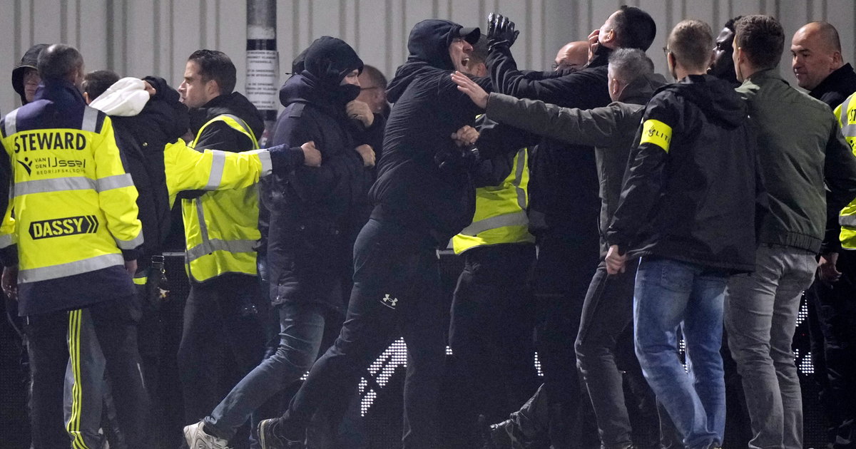 Vechtpartij na bekerwedstrijd: supporters betreden veld en gaan op de vuist