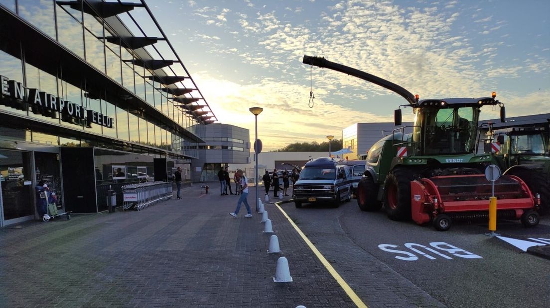 In juni stond uit protest een landbouwvoertuig met galg tegenover de ingang van de luchthaven