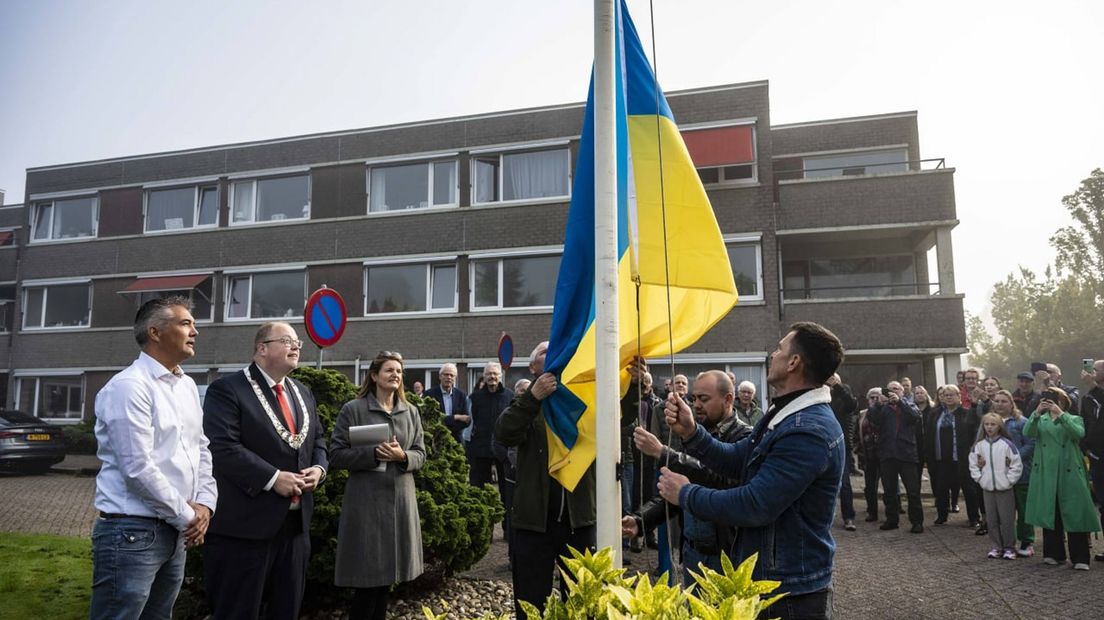 Onder toeziend oog van burgemeester Ben Visser gaat de Oekraïense vlag in top