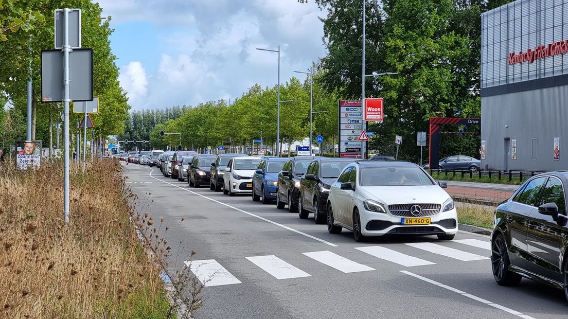 Een file op de Sontweg in Stad, ter hoogte van de IKEA