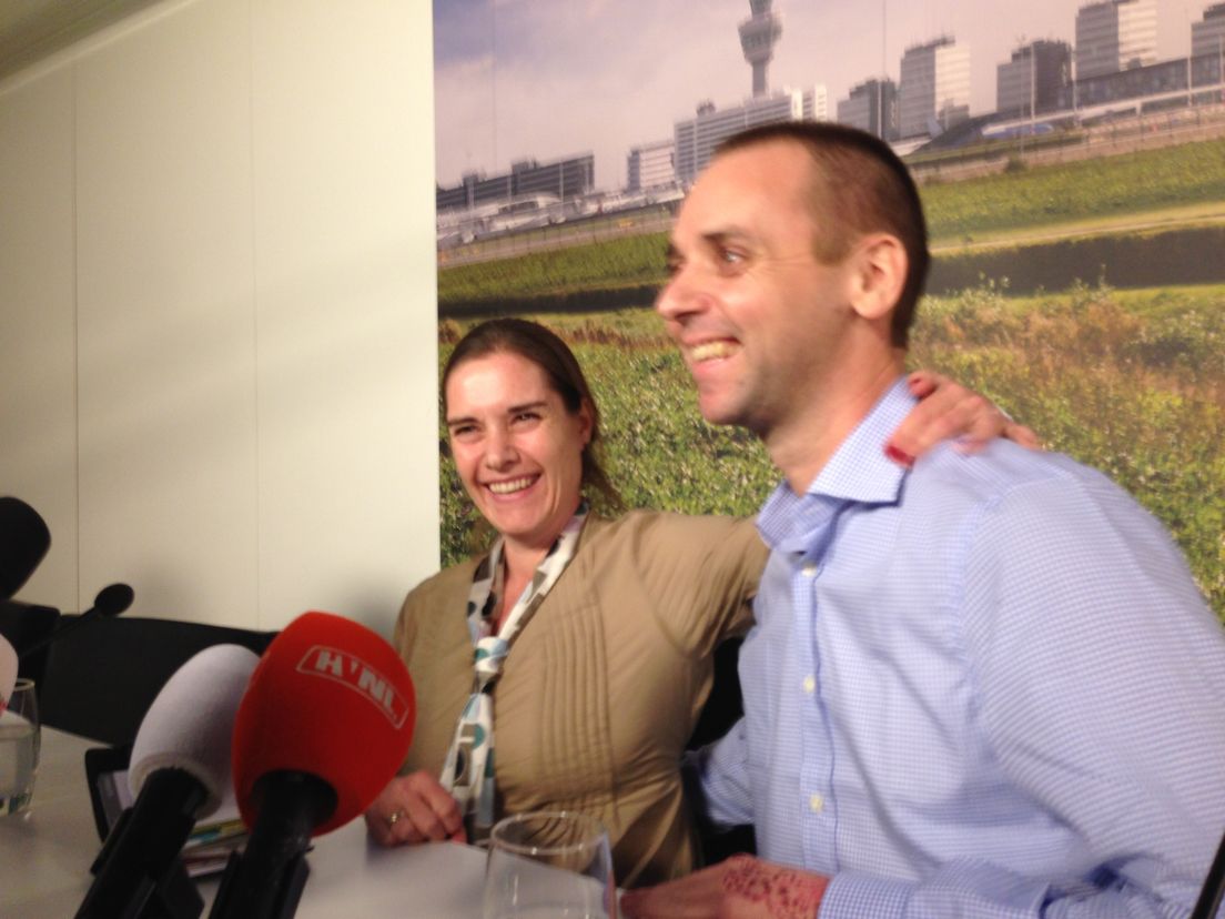 Judith Spiegel en Boudewijn Berendsen tijdens de persconferentie op Schiphol