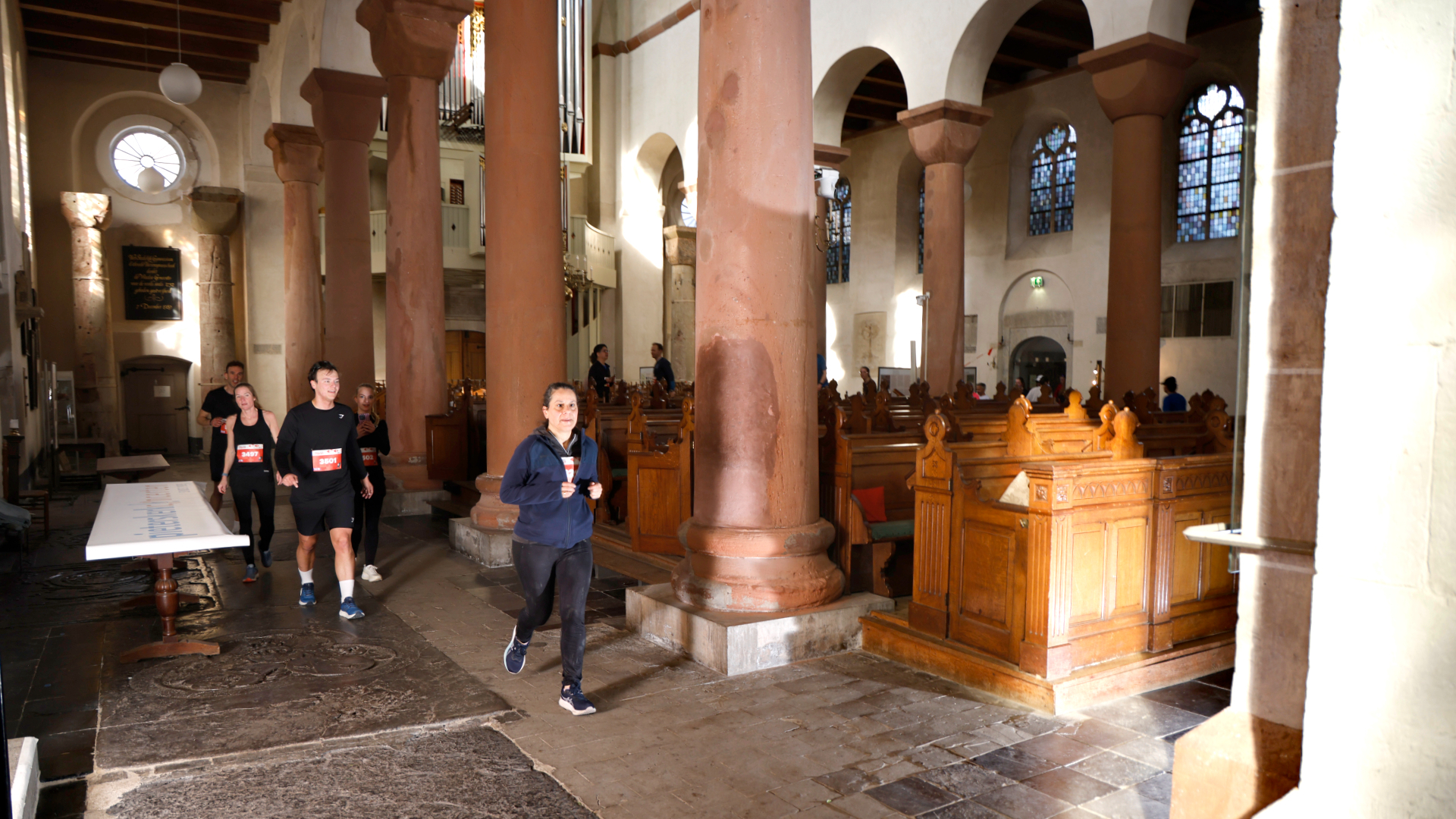 Sporters rennen dwars door kerk, bowlingbaan en kloostertuin