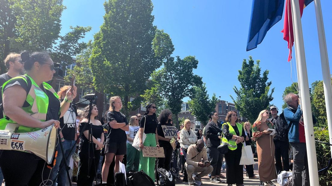 Een solidariteitsdemonstratie voor Sanda Dia in Den Haag trekt tientallen mensen