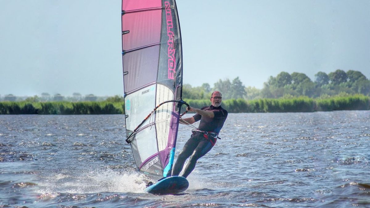 Vrienden herdenken overleden surfer Jelte Kruijer: ‘Op het Schildmeer was hij de snelste’