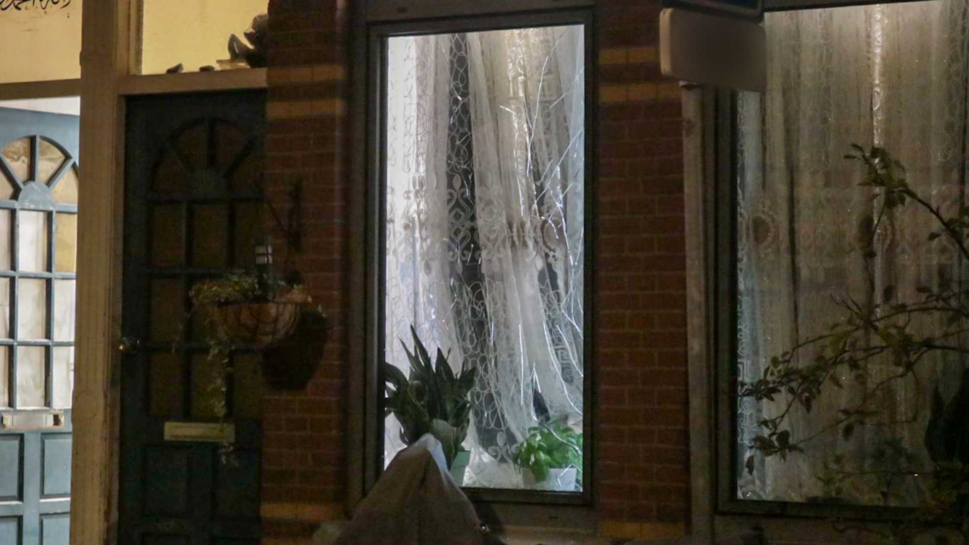 De ruit van de woning is gesprongen