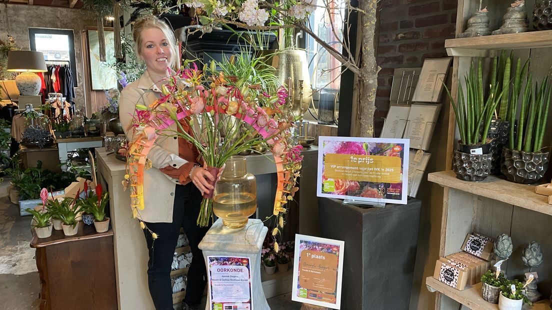 Bloemist Anniek Siegers uit Norg met haar bloemstuk, waarmee ze de winst in de wacht sleepte.