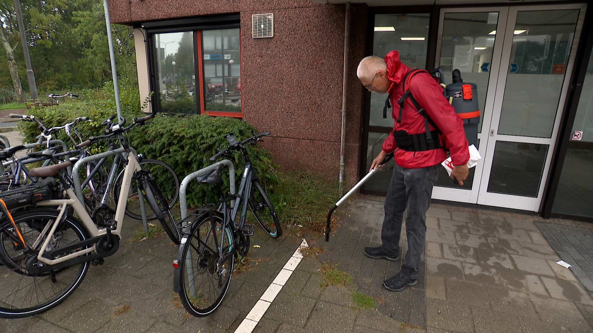 Vrijwilligers zuigen wekelijks duizenden sigarettenpeuken op met speciale stofzuiger