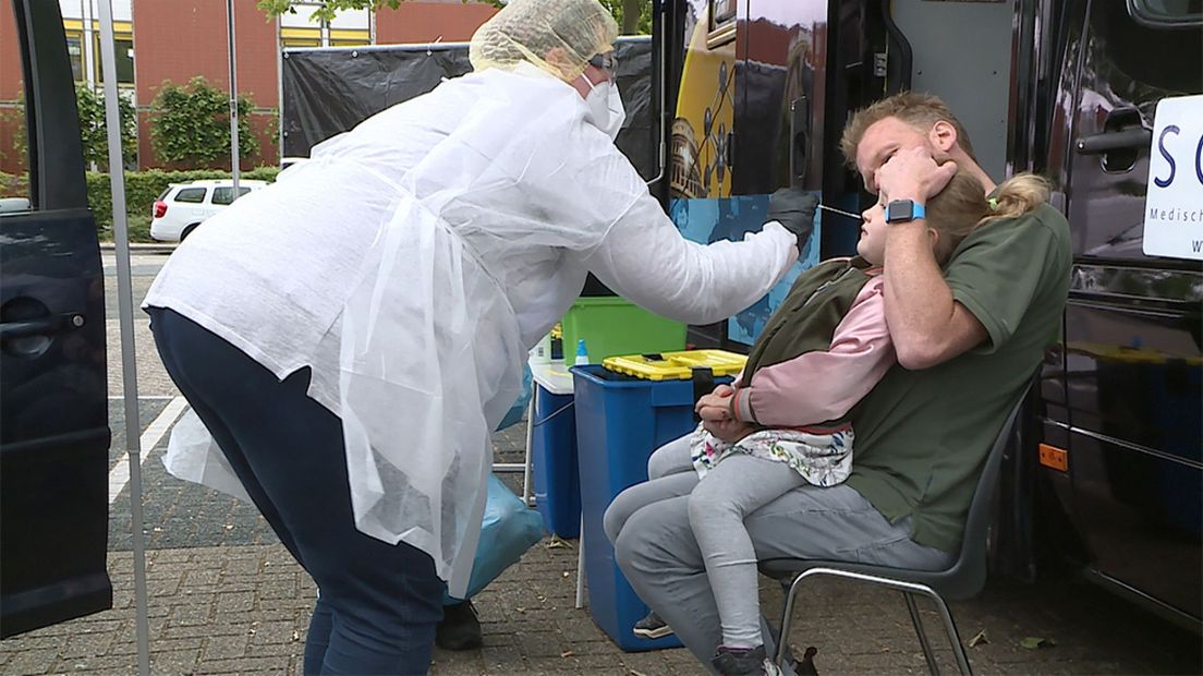 Een meisje wordt in Alphen getest op het coronavirus