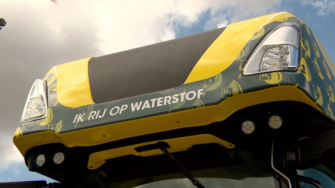 De bovenkant van de tractor die rijdt op waterstof