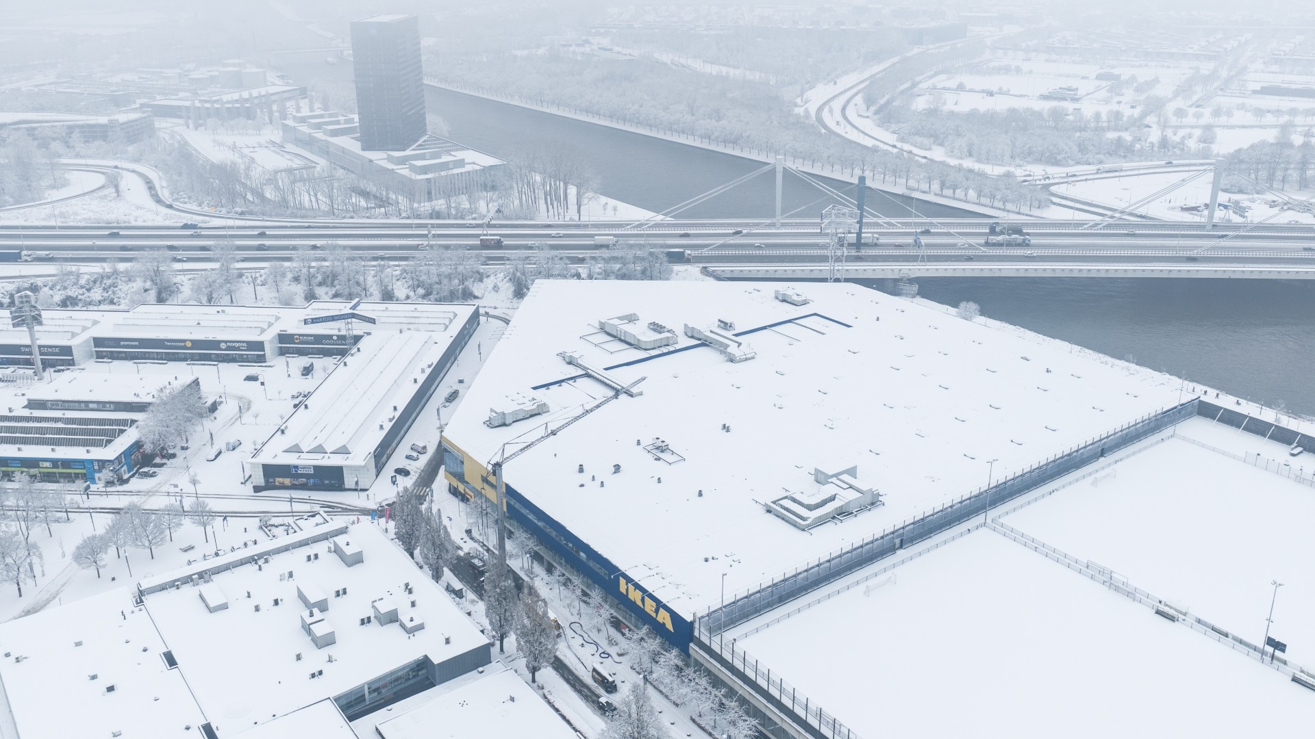 Ikea blijft gesloten door sneeuw op dak