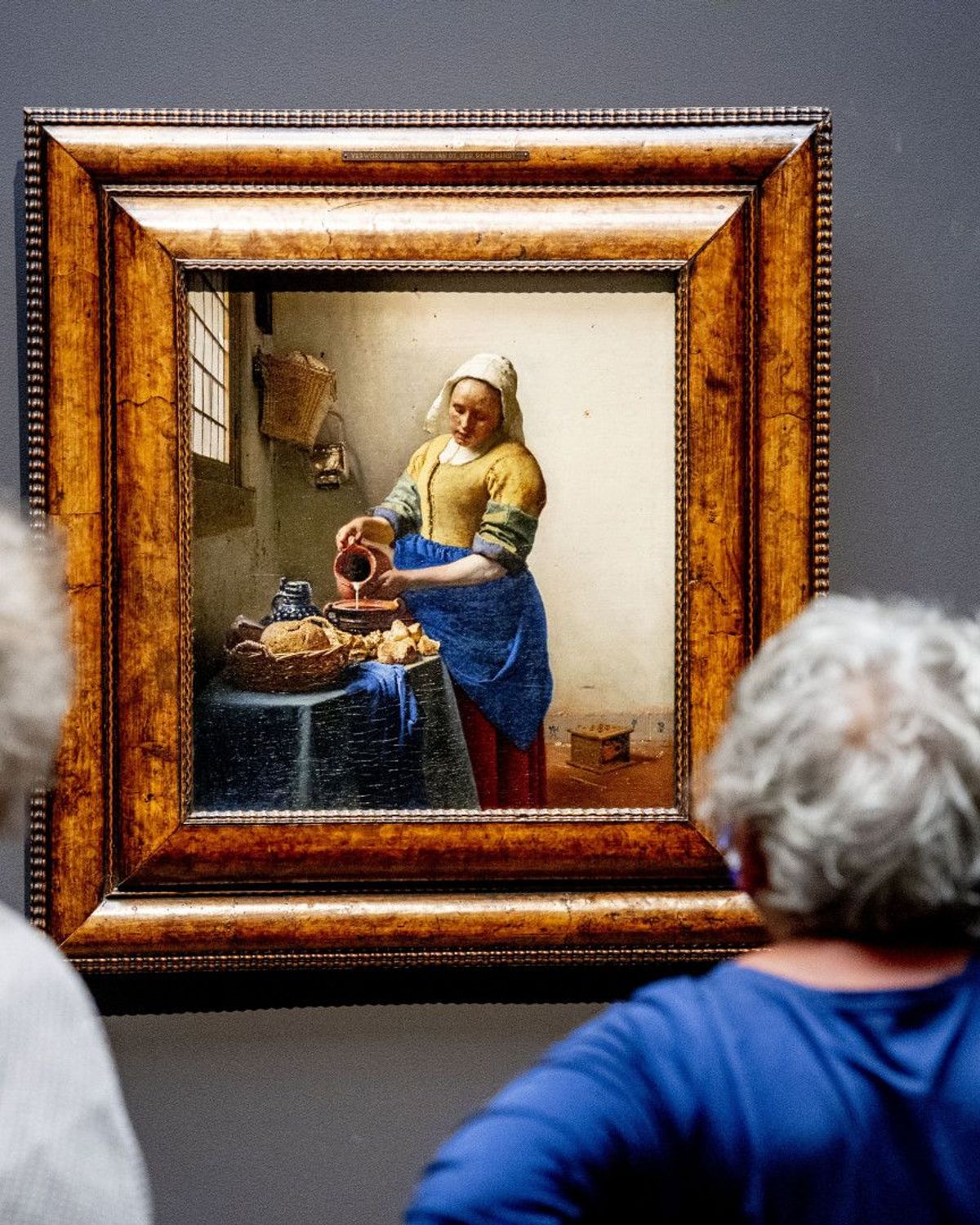 bijzondere-ontdekking-over-het-melkmeisje-vermeer-schilderde-kunstwerk