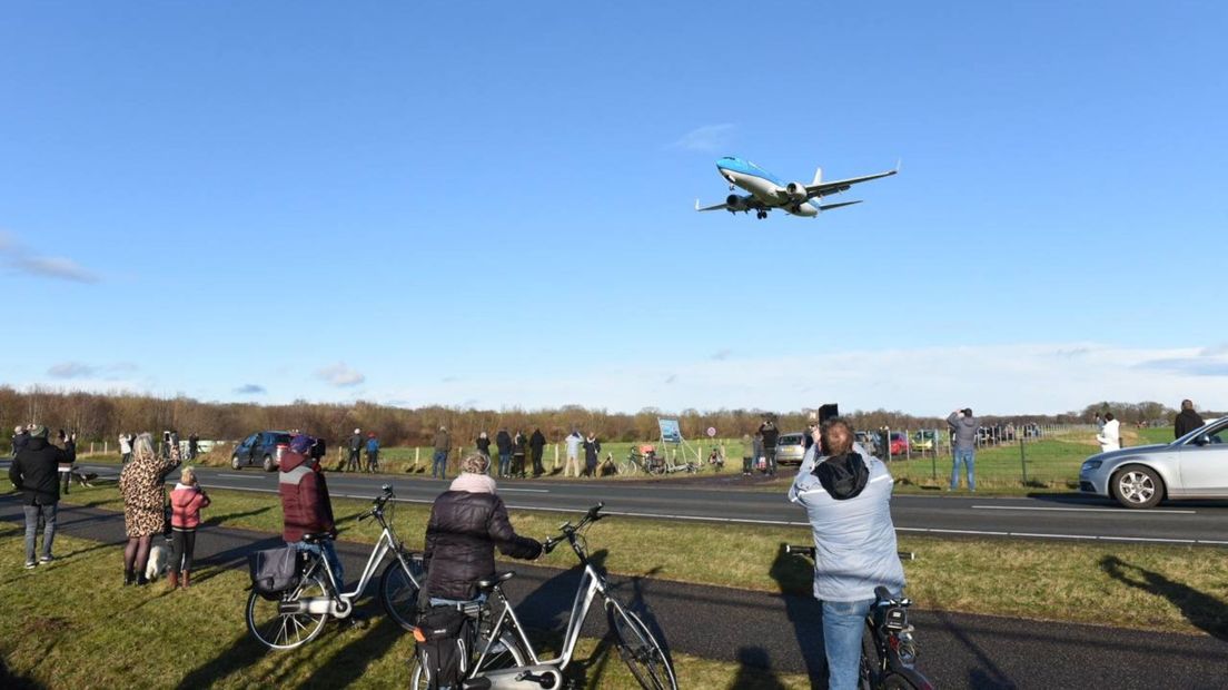 Toeschouwers bij de landing van een KLM-toestel op Groningen Airport Eelde