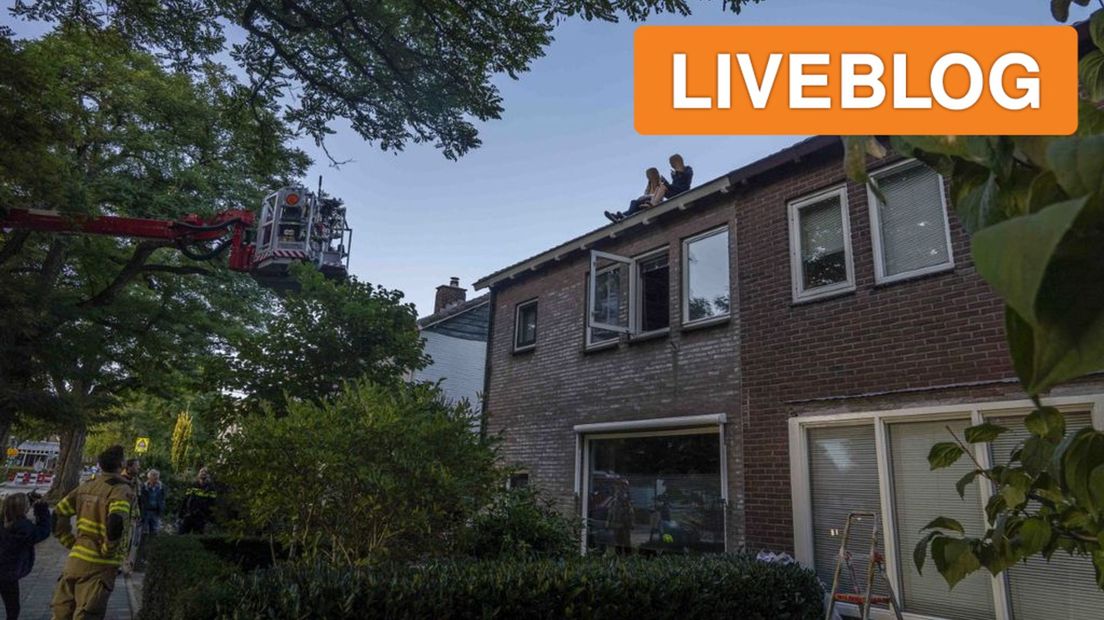 De brandweer heeft zondagmiddag in Dieren twee kinderen van het dak van een hoekwoning gehaald.
