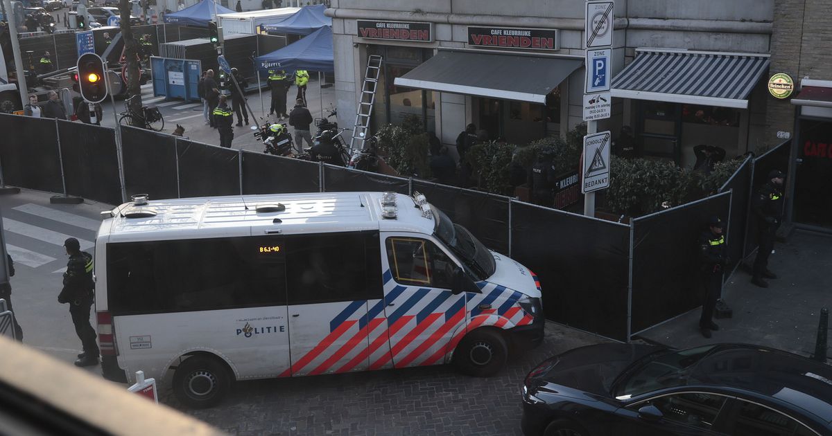 Police Surround Busy Café