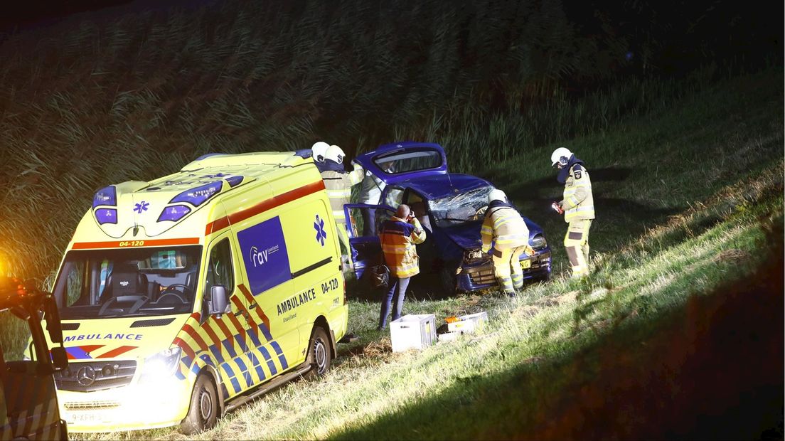 Auto belandt onderaan de dijk bij Kampen