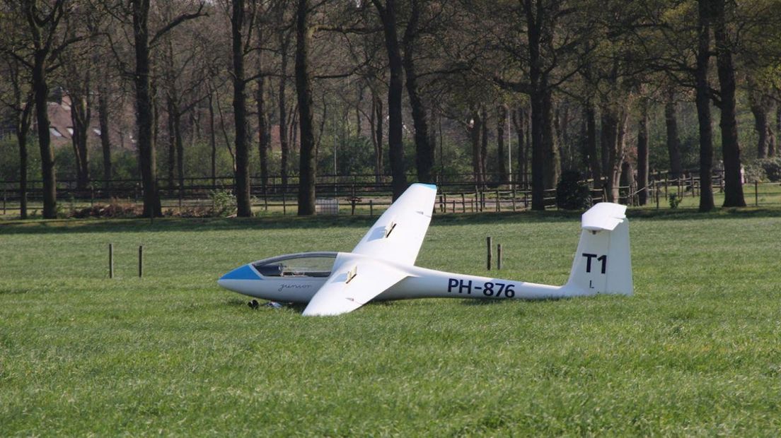 Zweefvliegtuigje maakt noodlanding in weiland Rijssen