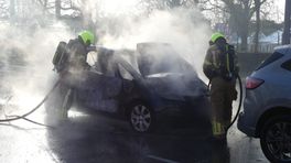 Auto met kinderen vliegt in brand na aanrijding