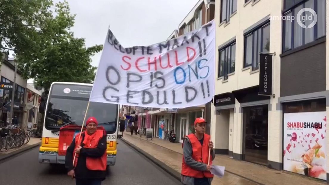 Buschauffeurs van Syntus (Keolis) op de Veluwe leggen vandaag het werk neer. Ze voeren actie voor een betere cao in het streekvervoer.