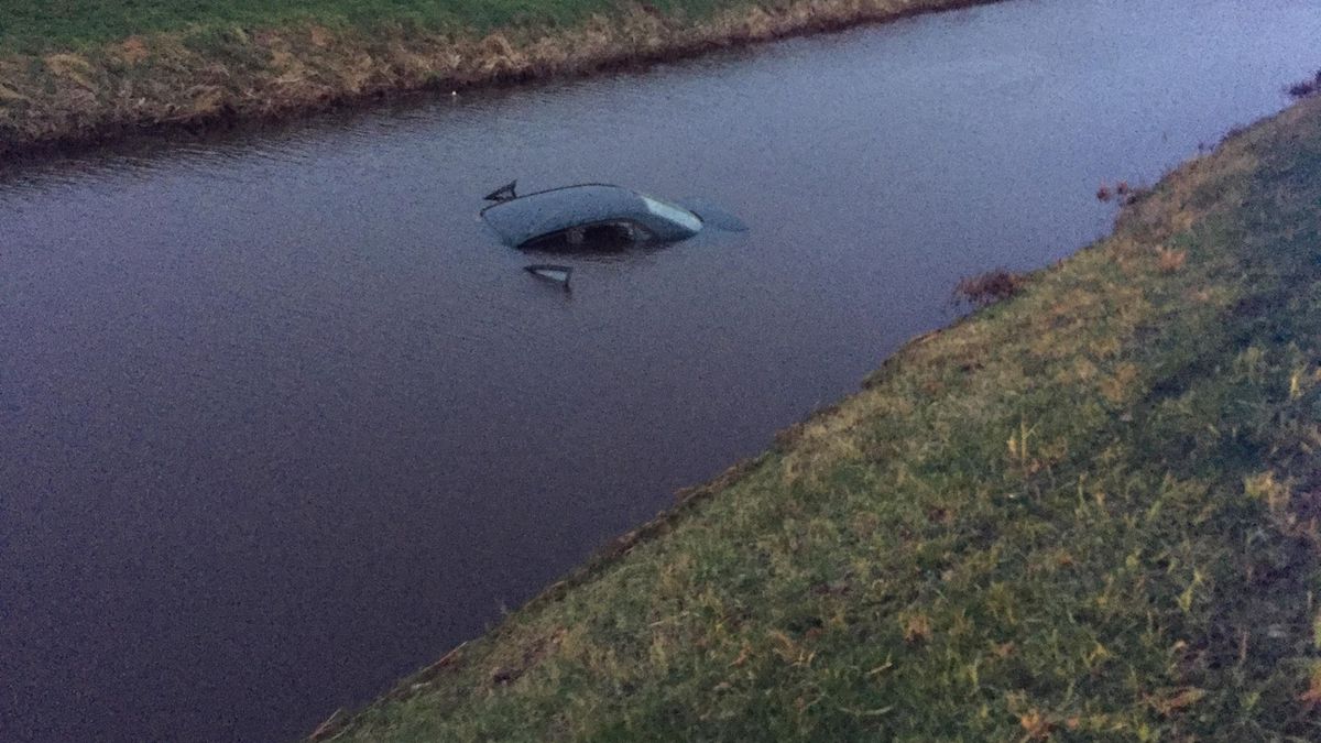 Auto te water bij Bergentheim, automobilist gewond naar het ziekenhuis