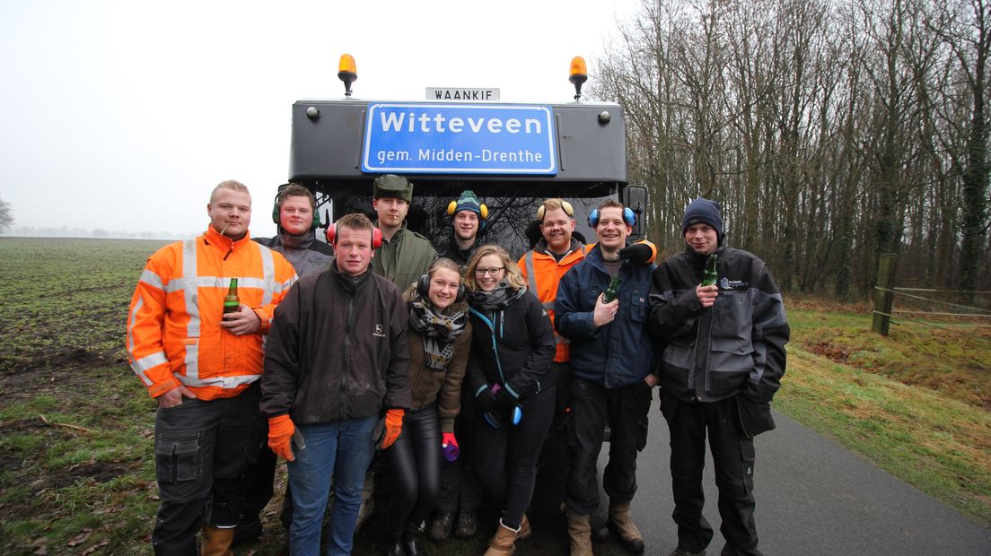 De jeugd met op de achtergrond hun 'waankie' (Rechten: RTV Drenthe / Robbert Oosting)