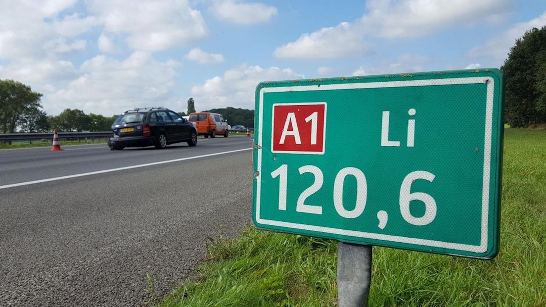 Een ongeval met meerdere voertuigen zorgt voor een flinke file op de A1