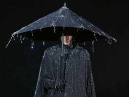 Spectaculaire 'Rainfall Coat' te zien in Kunstmuseum Den Haag: 30.000 kristallen als regendruppels