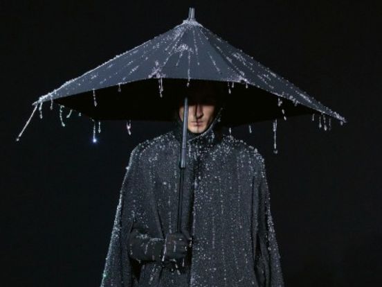Spectaculaire 'Rainfall Coat' te zien in Kunstmuseum Den Haag: 30.000 kristallen als regendruppels