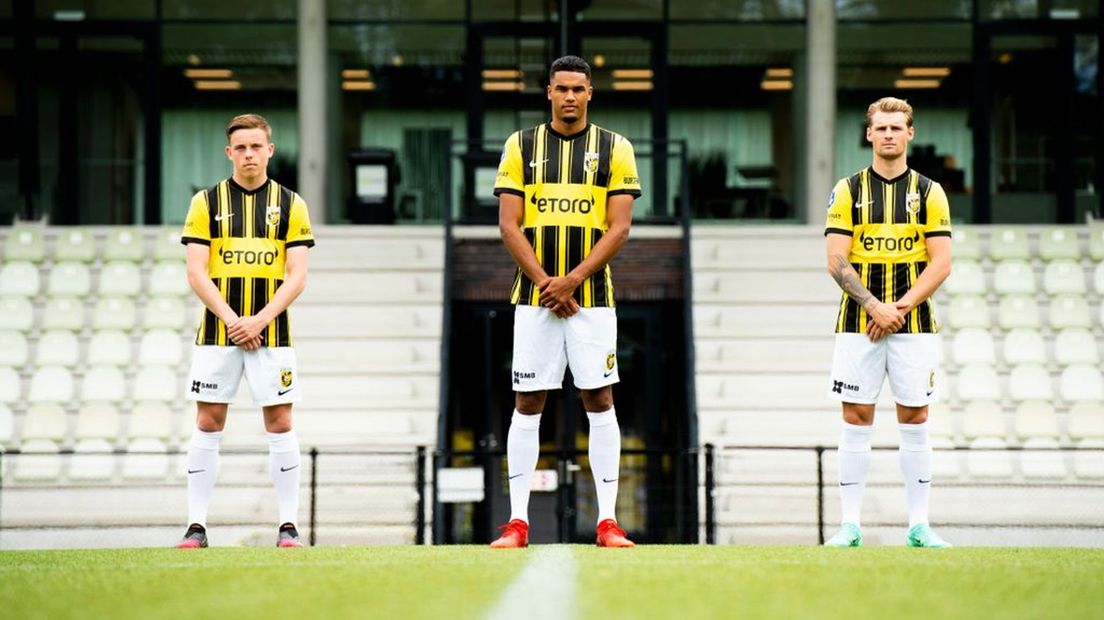 Vitesse heeft dinsdag zijn nieuwe thuisshirt voor komend seizoen onthuld.