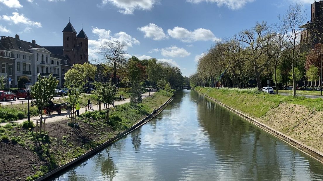 Het plantsoen langs de nieuwe singel is bijna volledig ingericht