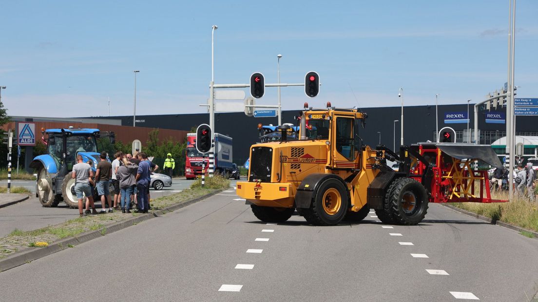 Het kruispunt van de Zoetermeerselaan naar de Facetlaan is geblokkeerd