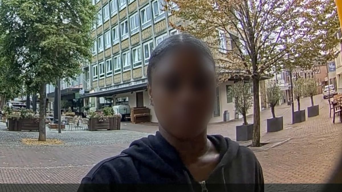 Pinpas van bejaarde vrouw gestolen: politie verspreidt onherkenbare foto van een van de daders