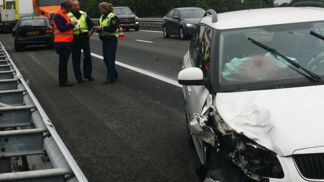 Een auto botste tegen de vangrail