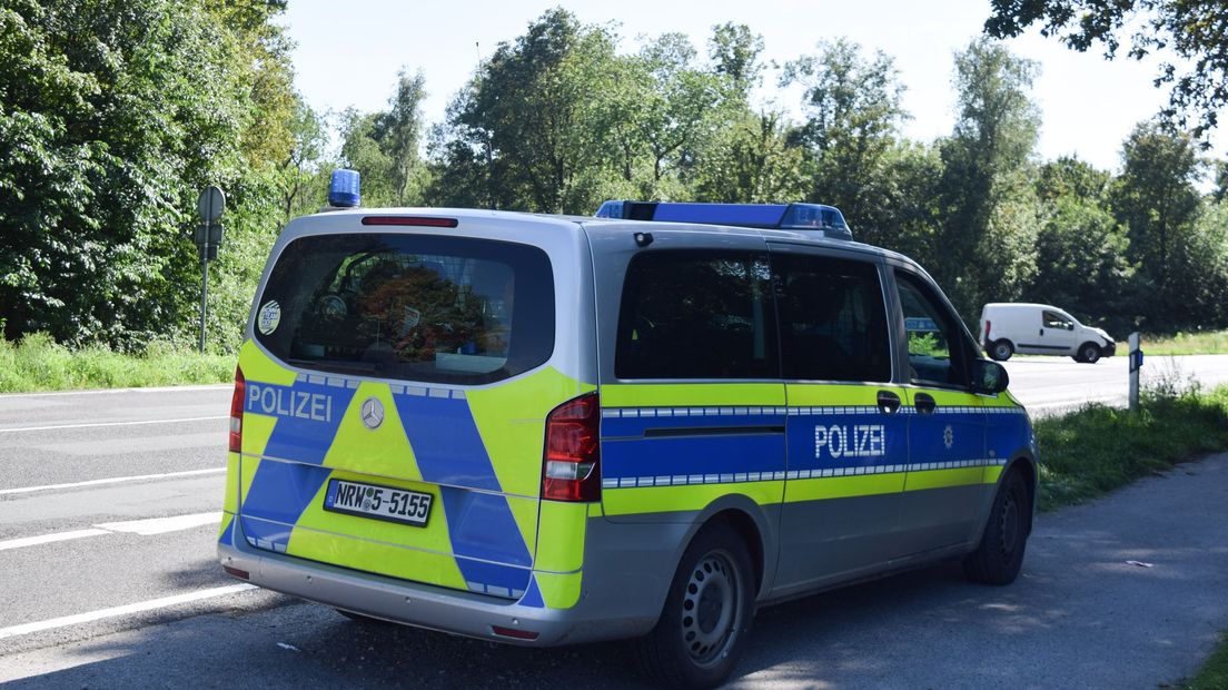 Een politiebusje bij de grens.