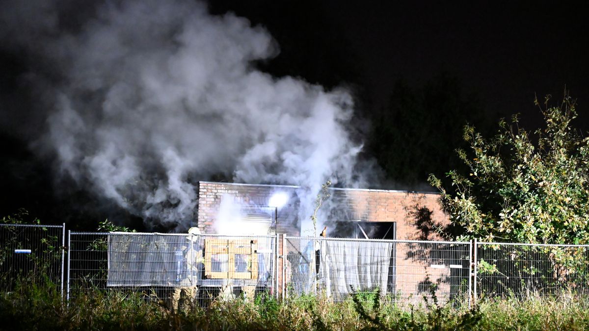 Brand in voormalig elektriciteitshuisje in Almelo, waarin mensen 'woonden'