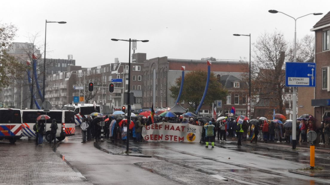 Tegendemonstranten op de Oudenoord in Utrecht
