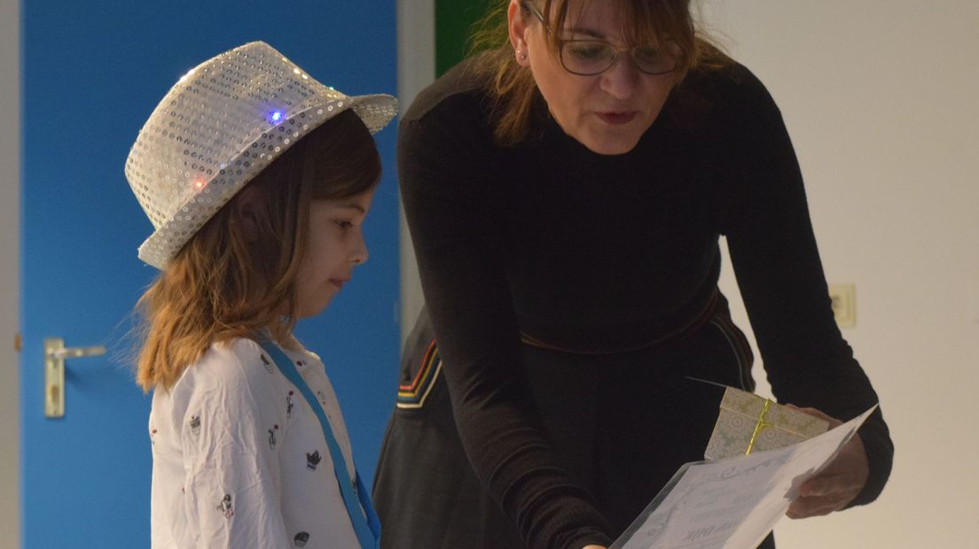 In heel Nederland werden pleinen en straten vorig jaar ondergetekend met dieren. Ruim 1000 kinderen deden mee met de landelijke stoepkrijtwedstrijd van het Jeugdcultuurfonds. Maar de mooiste creatie was van de 8-jarige Petra uit Eck en Wiel. Haar zebra werd het winnende ontwerp.