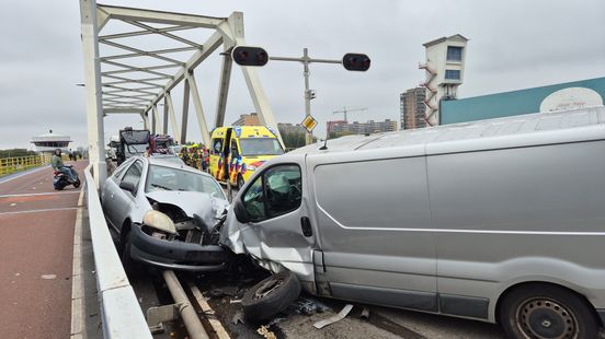 Botsing met meerdere autos, Algerabrug voorlopig dicht. Botsing met meerdere autos, Algerabrug voorlopig dicht.