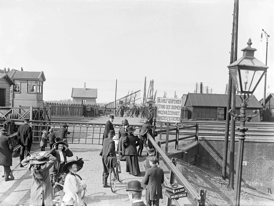 Spoorwegovergang bij de Beukelsdijk in 1912. De plek waar nu de Statentunnel ligt.