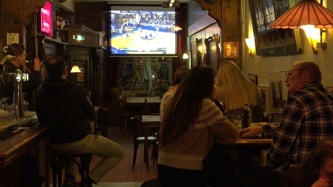 Donar-fans kijken naar een duel van hun club