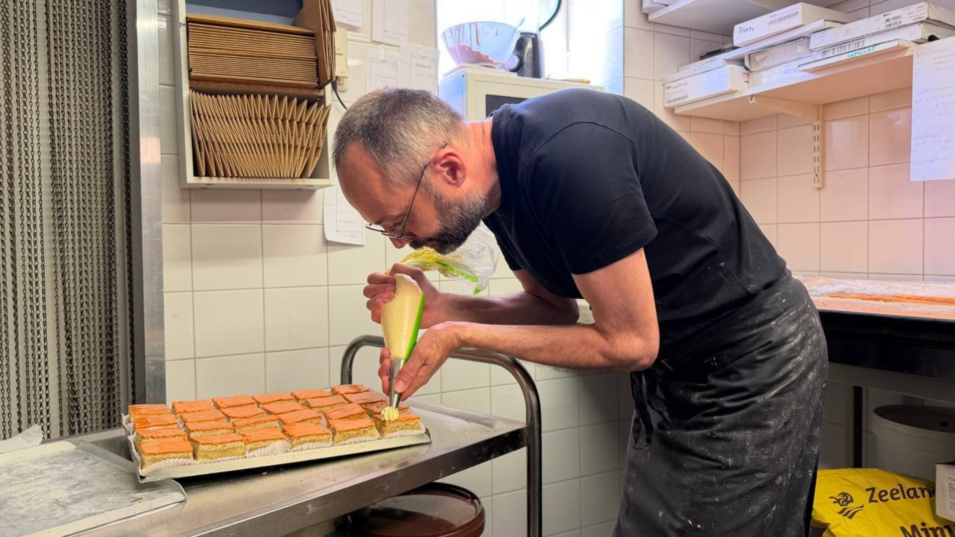 Noodkreet heeft effect: Bakkerij Olinga heeft nieuwe banketbakker