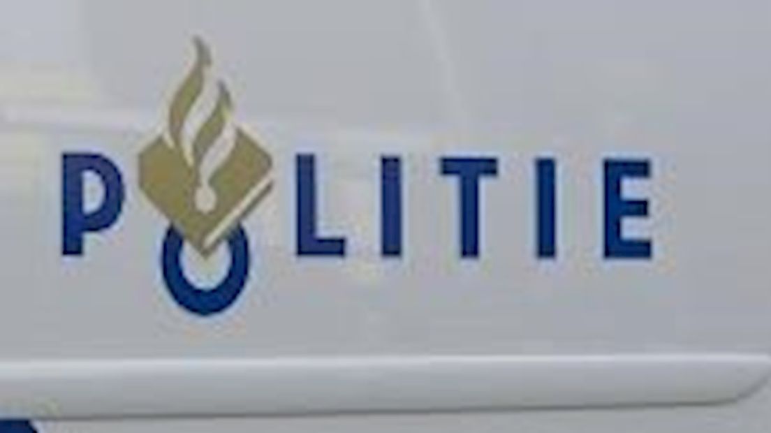 Onopvallende politieauto rijdt twee fietsers aan in Hengelo