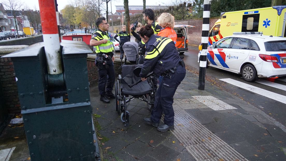 Hulpverleningsdiensten ontfermen zich over de rolstoel