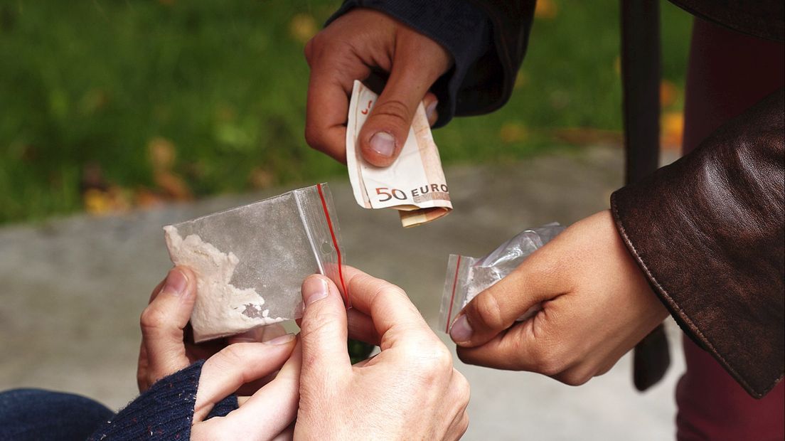 Man verkoopt drugs aan meisjes