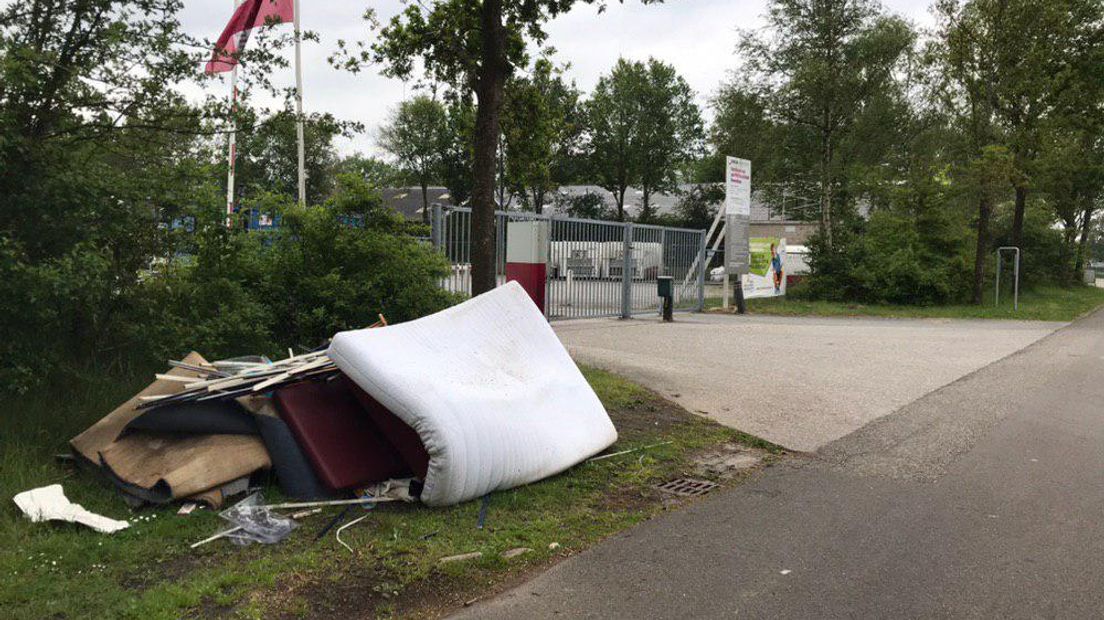 Het afval ligt voor de poort (Rechten: RTV Drenthe/Erwin Kikkers)