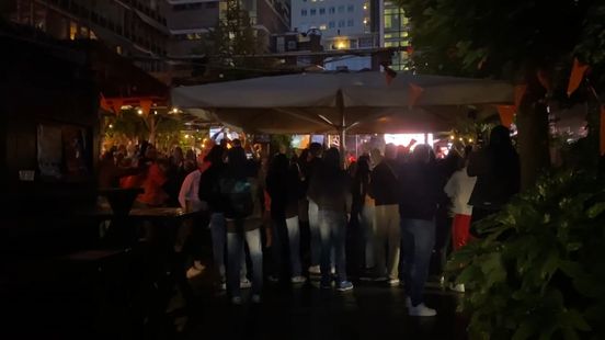 Het laatste fluitsignaal van Nederland-Turkije wordt met luid gejuich onthaald door supporters en politie bij Biergarten
