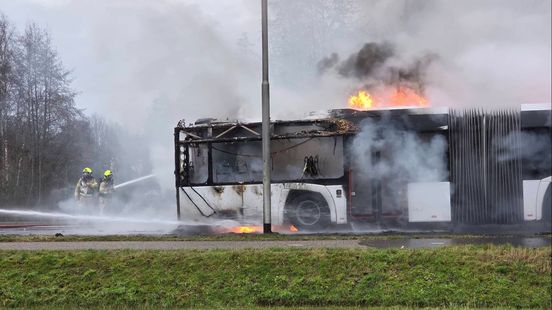 Lijnbus met passagiers vliegt in brand