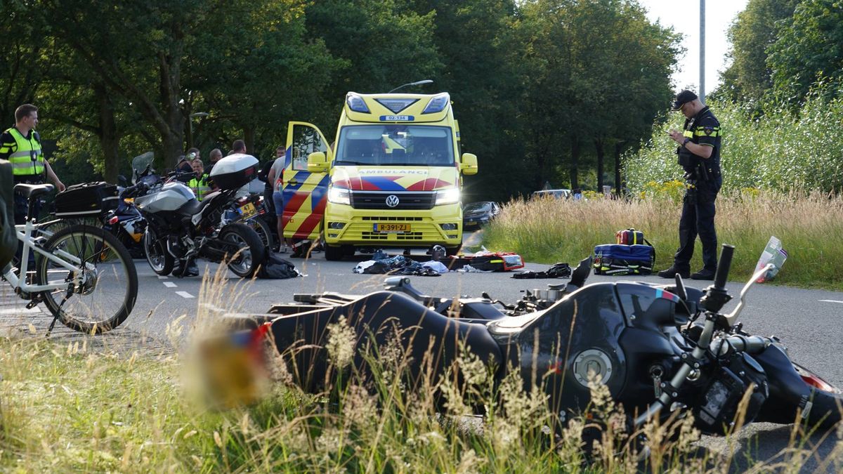 Motorrijders botsen frontaal op elkaar, één zwaargewonde